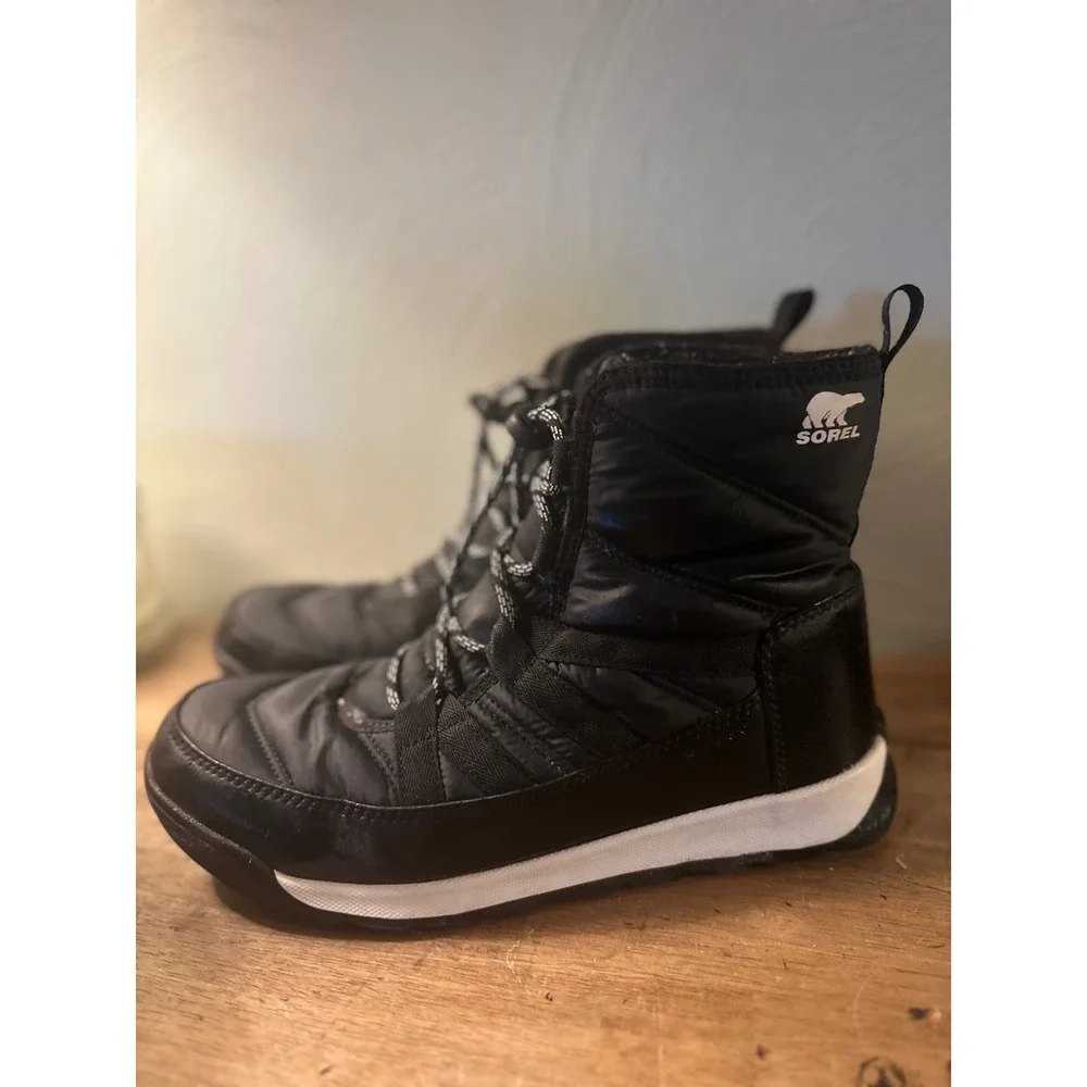 Sorel Whitney II, women's short lace boot, size 7. Black